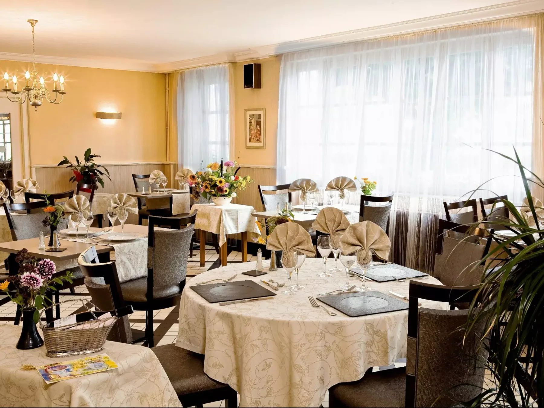 Comedor del restaurante Le Pont Neuf en Le Veurdre