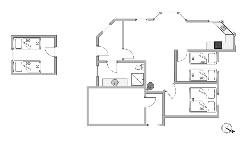 Un plano muestra varias habitaciones, camas, puertas y accesorios de baño.