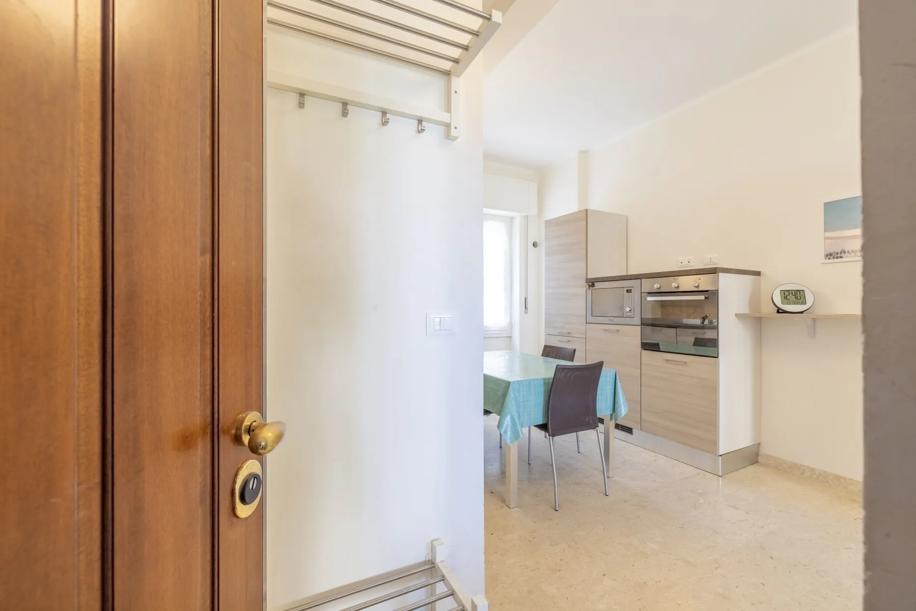 Una cocina compacta y zona de comedor con una mesa junto a los armarios.