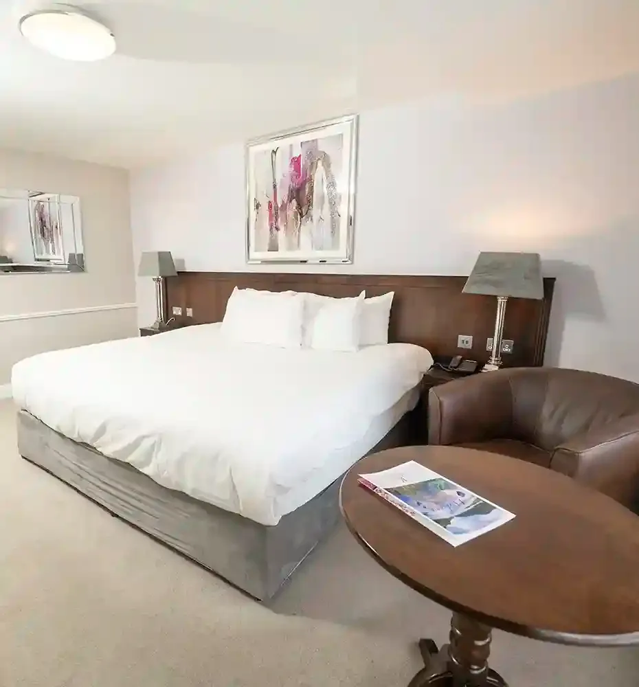 Habitación con cama king en el Killarney Court Hotel