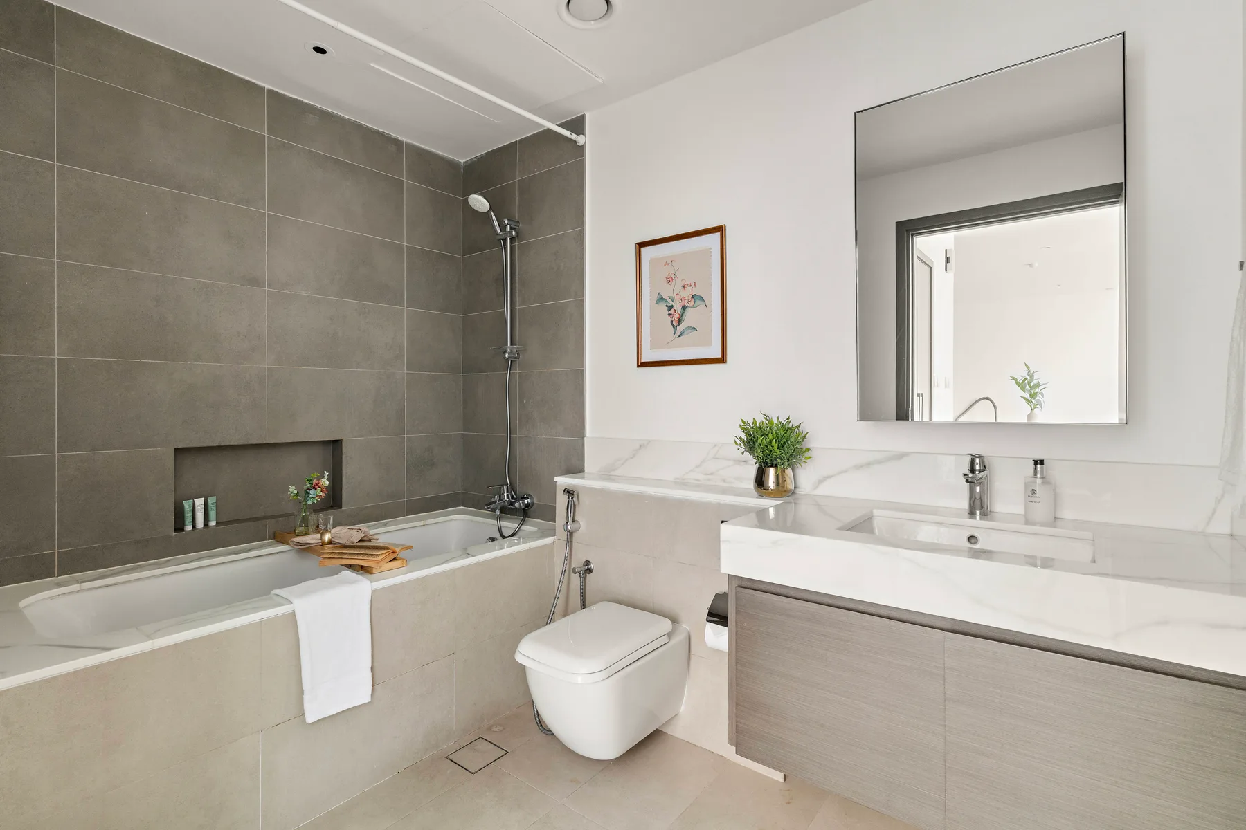 Un baño moderno con bañera, ducha, inodoro y tocador.