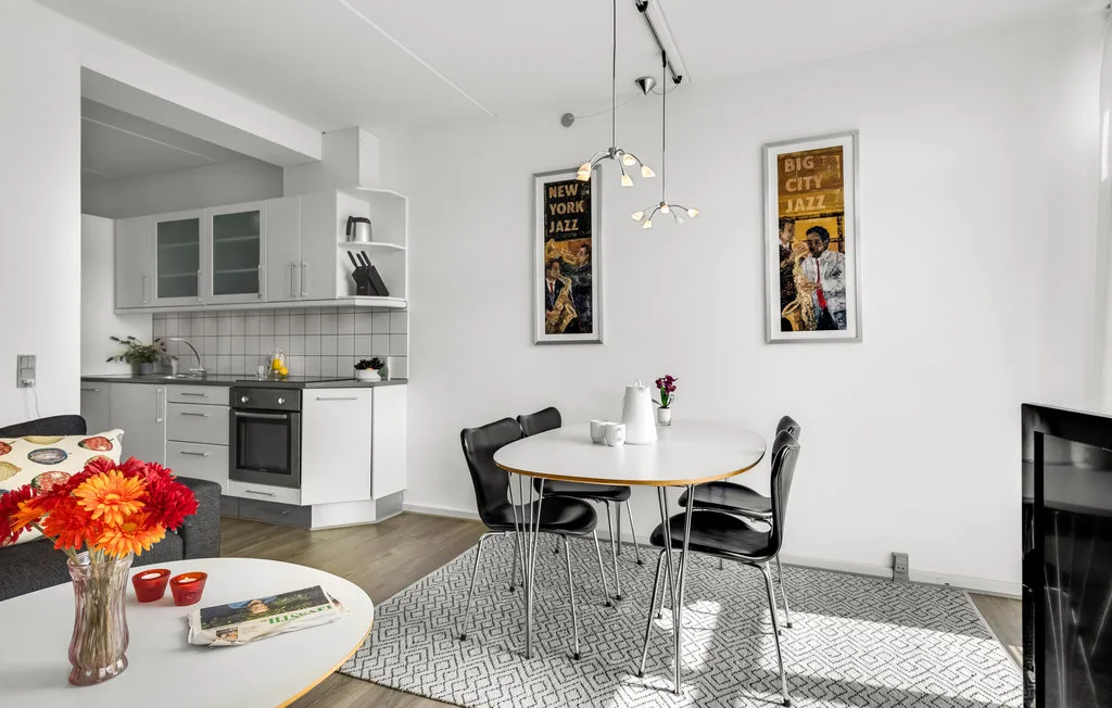 Comedor con una mesa redonda y una cocina compacta.