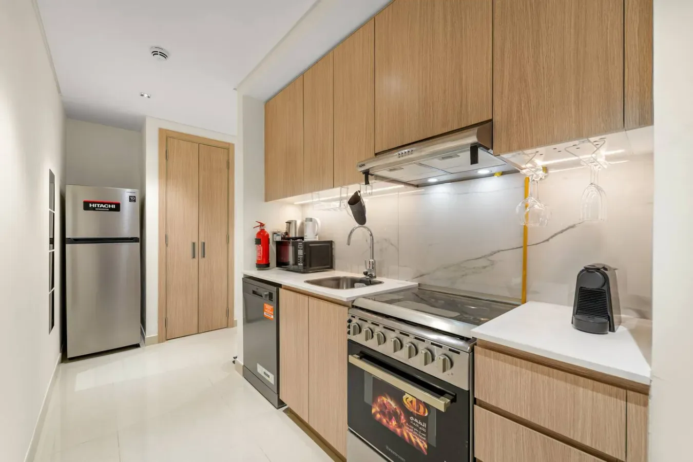 Una cocina moderna con gabinetes de madera, un refrigerador y una estufa.