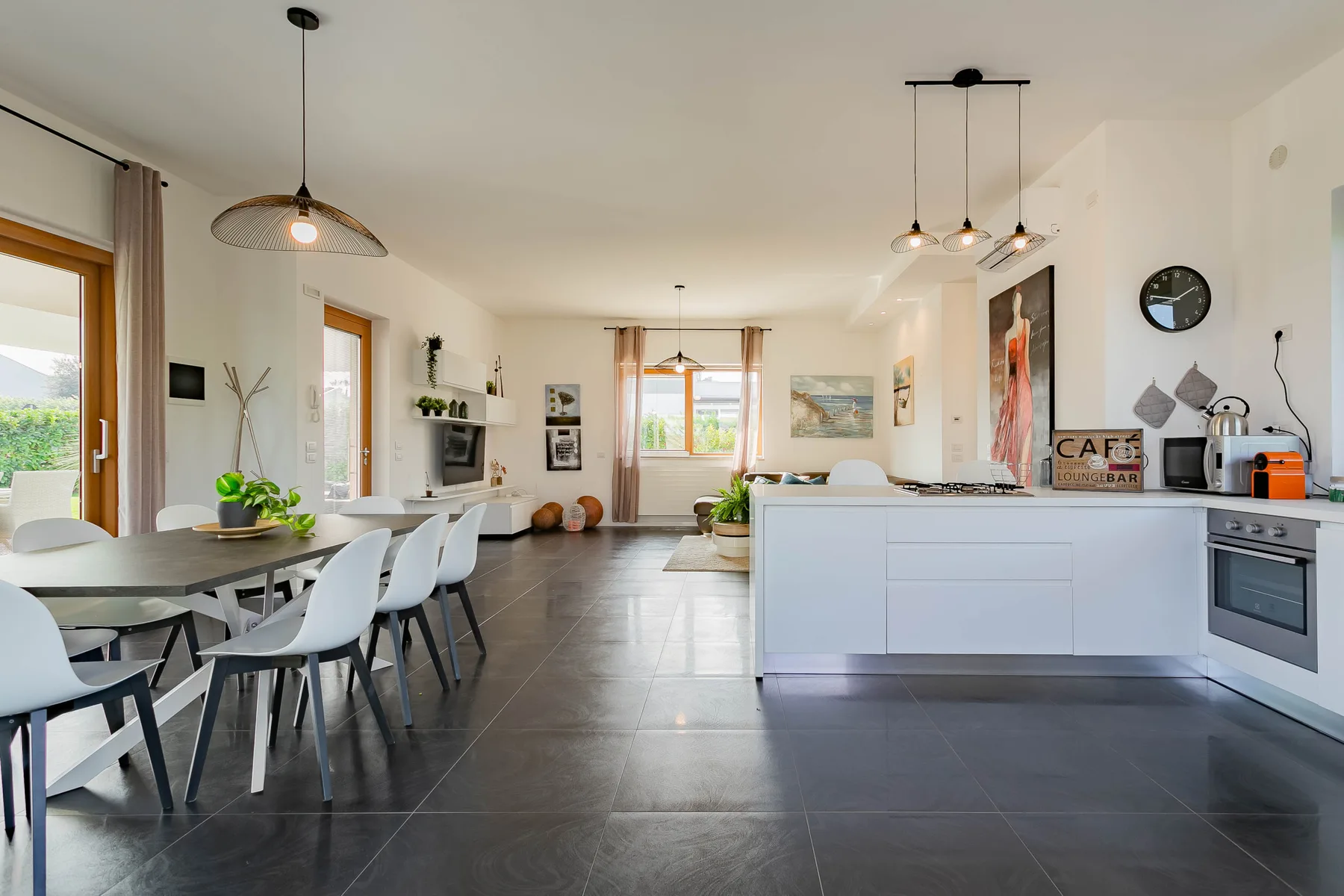 Cocina y comedor de concepto abierto con una isla central y una mesa de comedor.