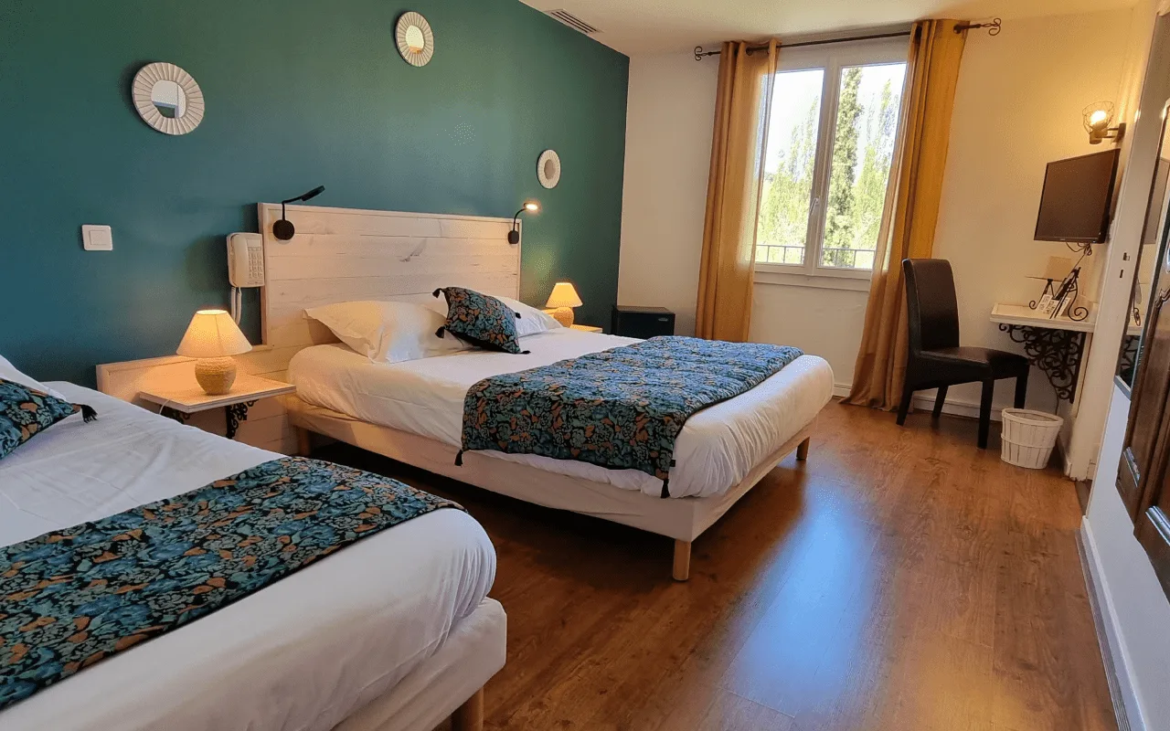Superior room with double bed and single bed