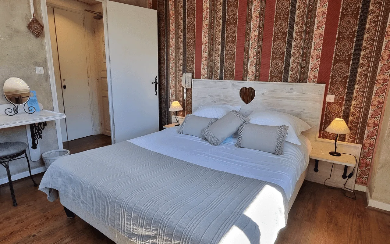 Standard room with double bed