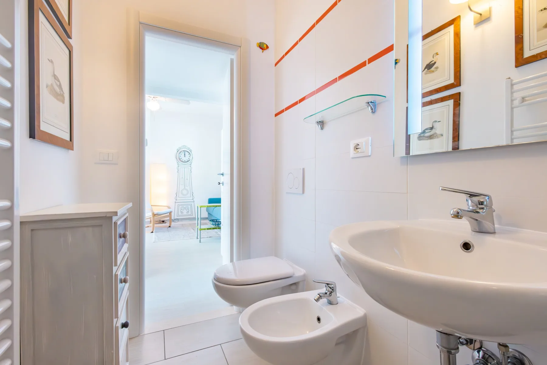 Un baño luminoso con lavabo, inodoro y bidé.