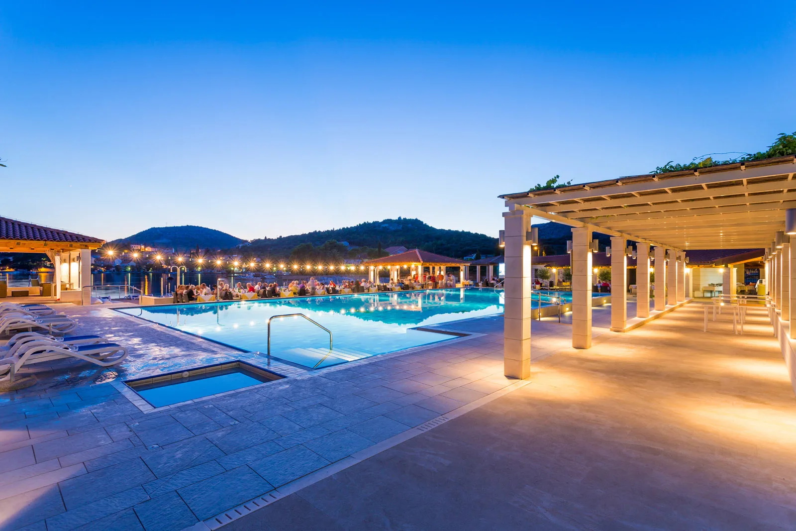 Zona de la piscina al anochecer