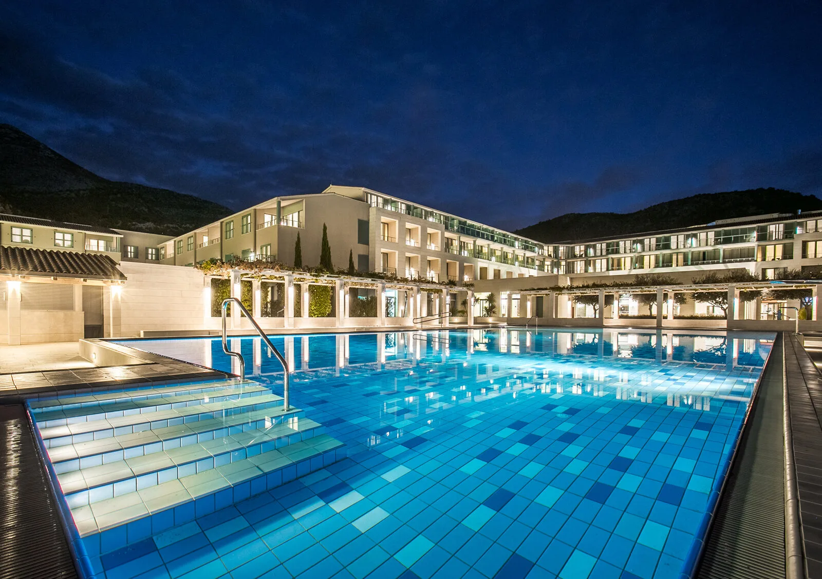 Piscina del hotel de noche
