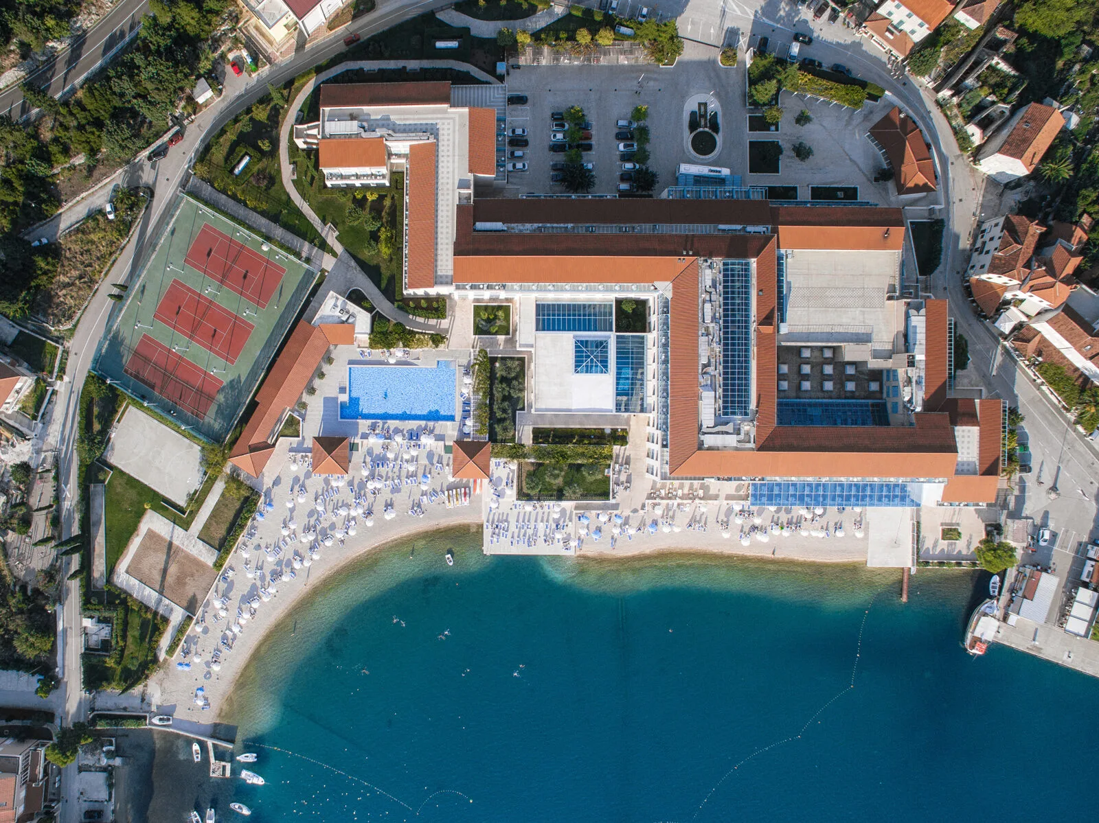 Vista aérea del hotel