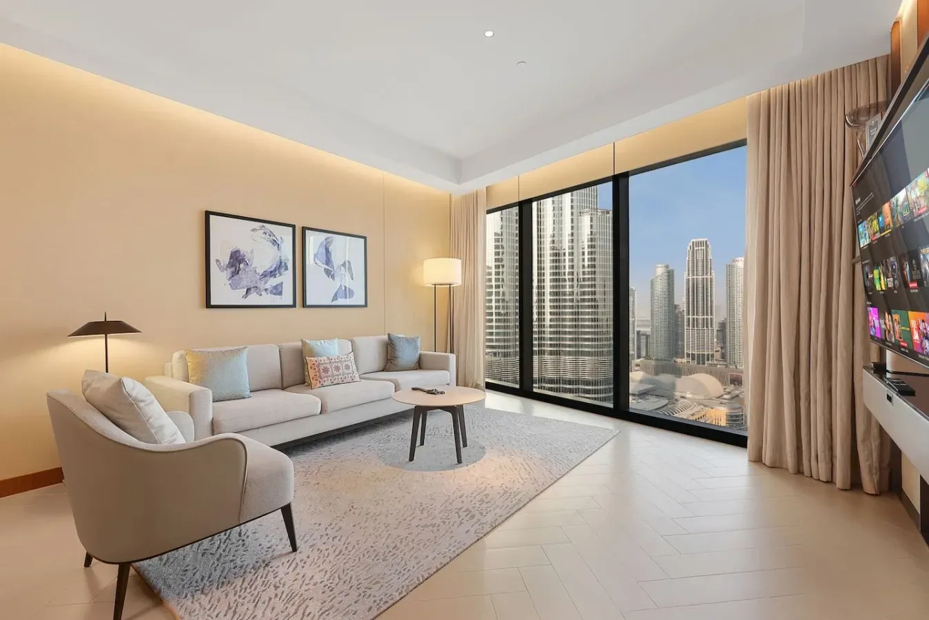 Una sala luminosa con asientos y grandes ventanales con vistas a edificios de la ciudad.