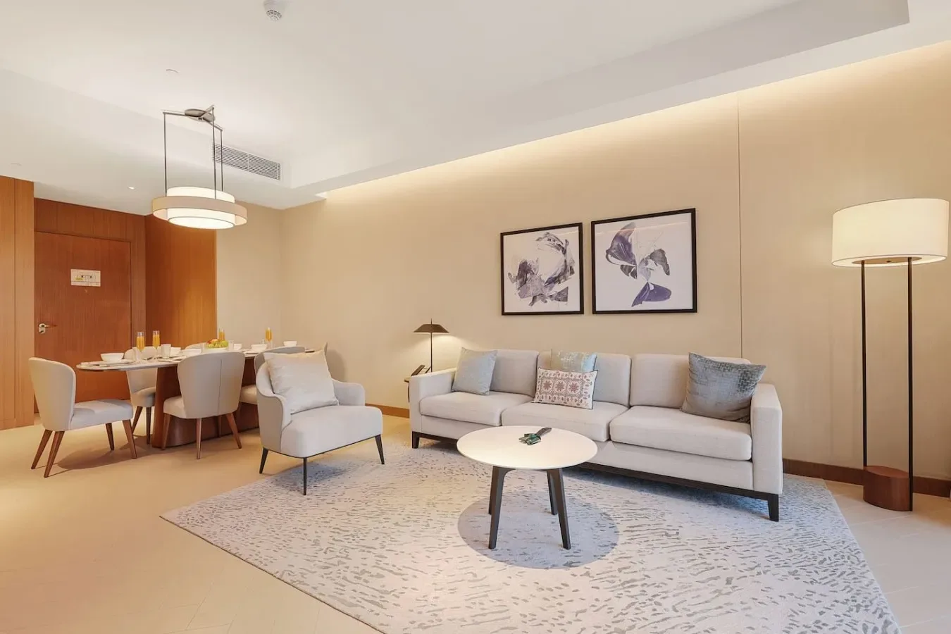 Una sala de estar con sofá, sillón y mesa de comedor.