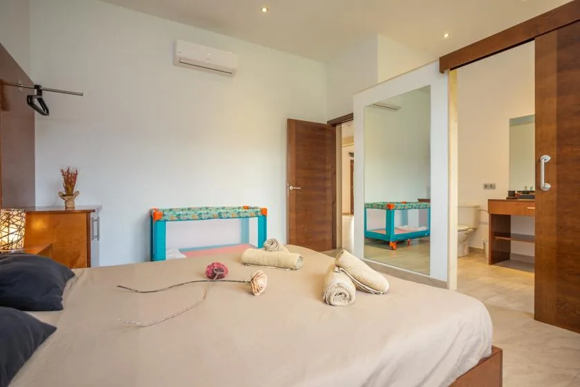 Un dormitorio con una cama y un armario grande con espejo.