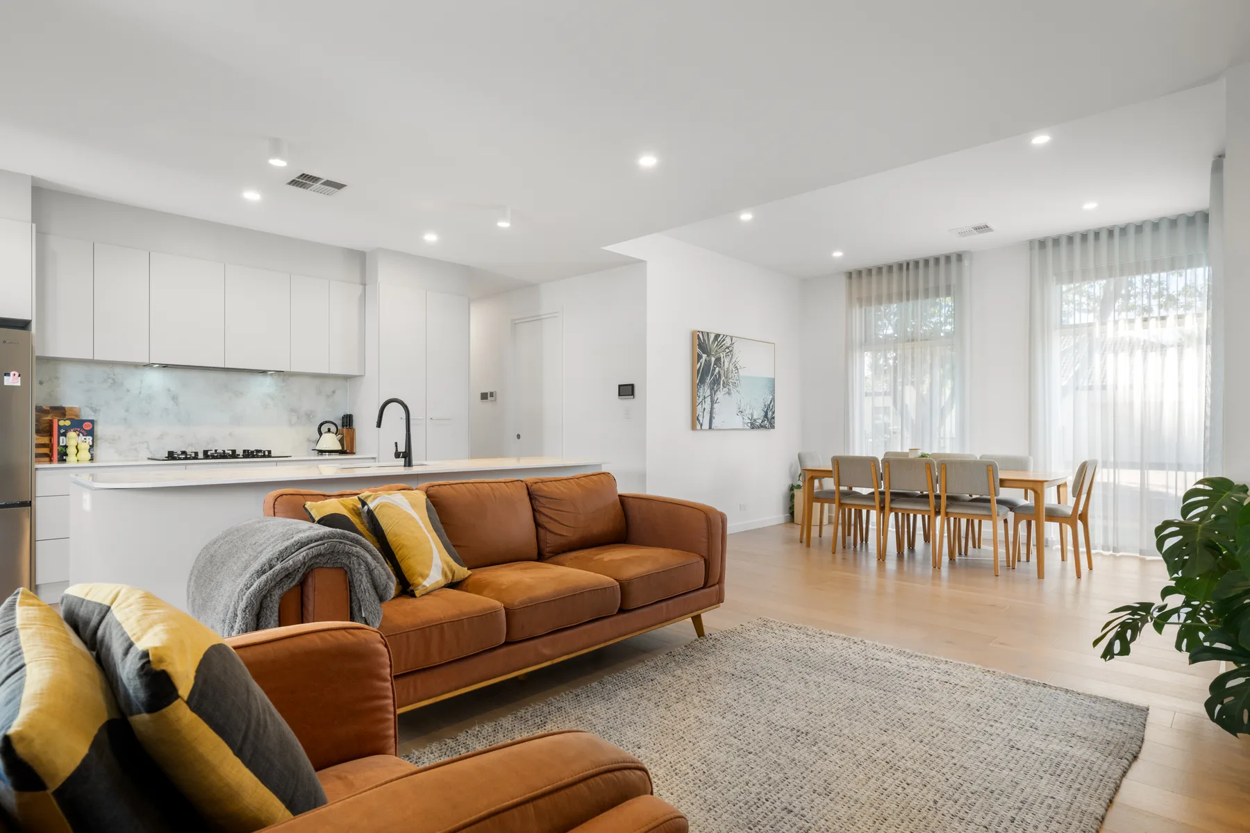 Disfruta de un día a día cómodo con una amplia sala de estar, una cocina moderna y un acogedor comedor que reúnen la cocina, la conversación y los momentos de descanso.