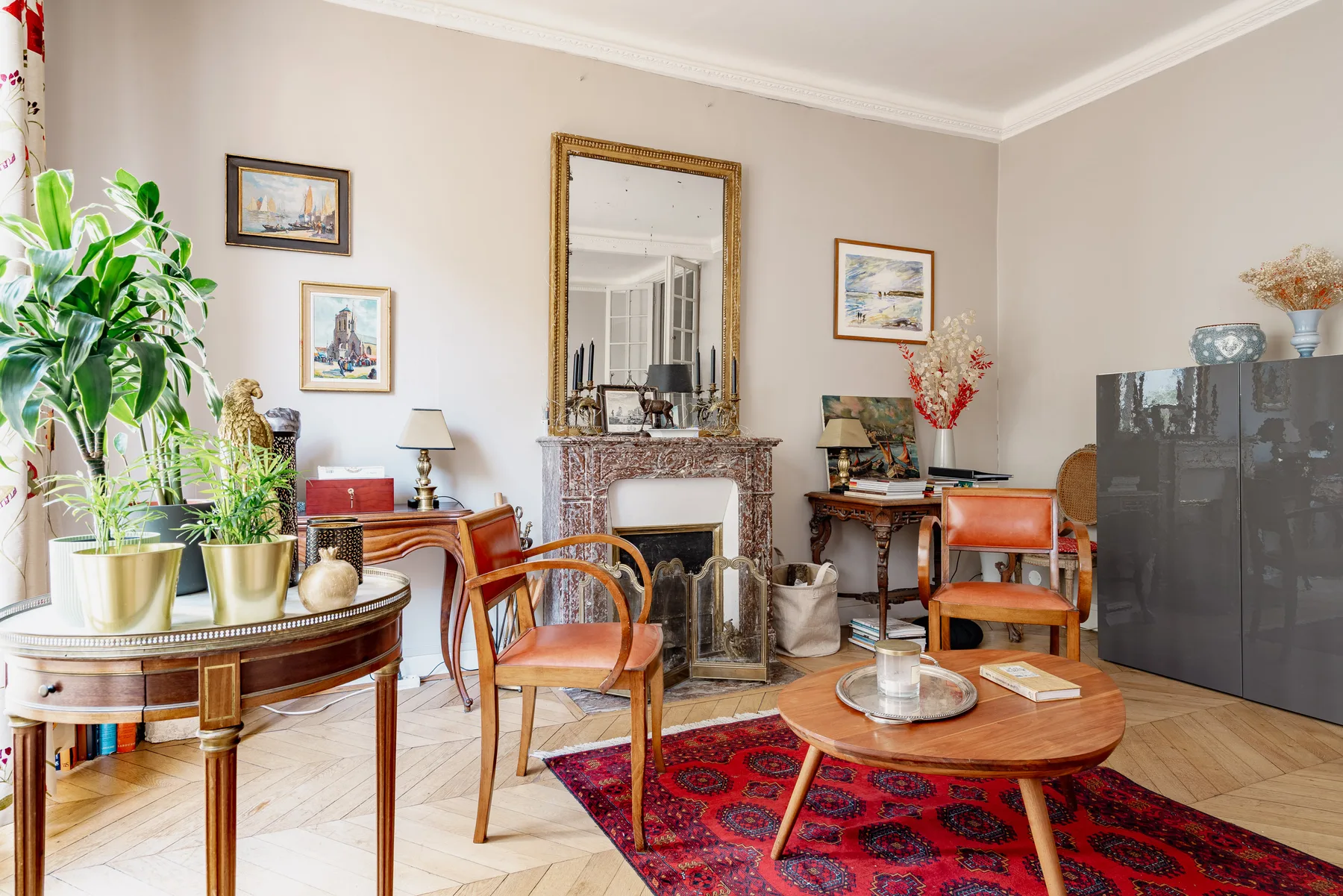 Una sala de estar con asientos alrededor de una chimenea y una mesa de centro.