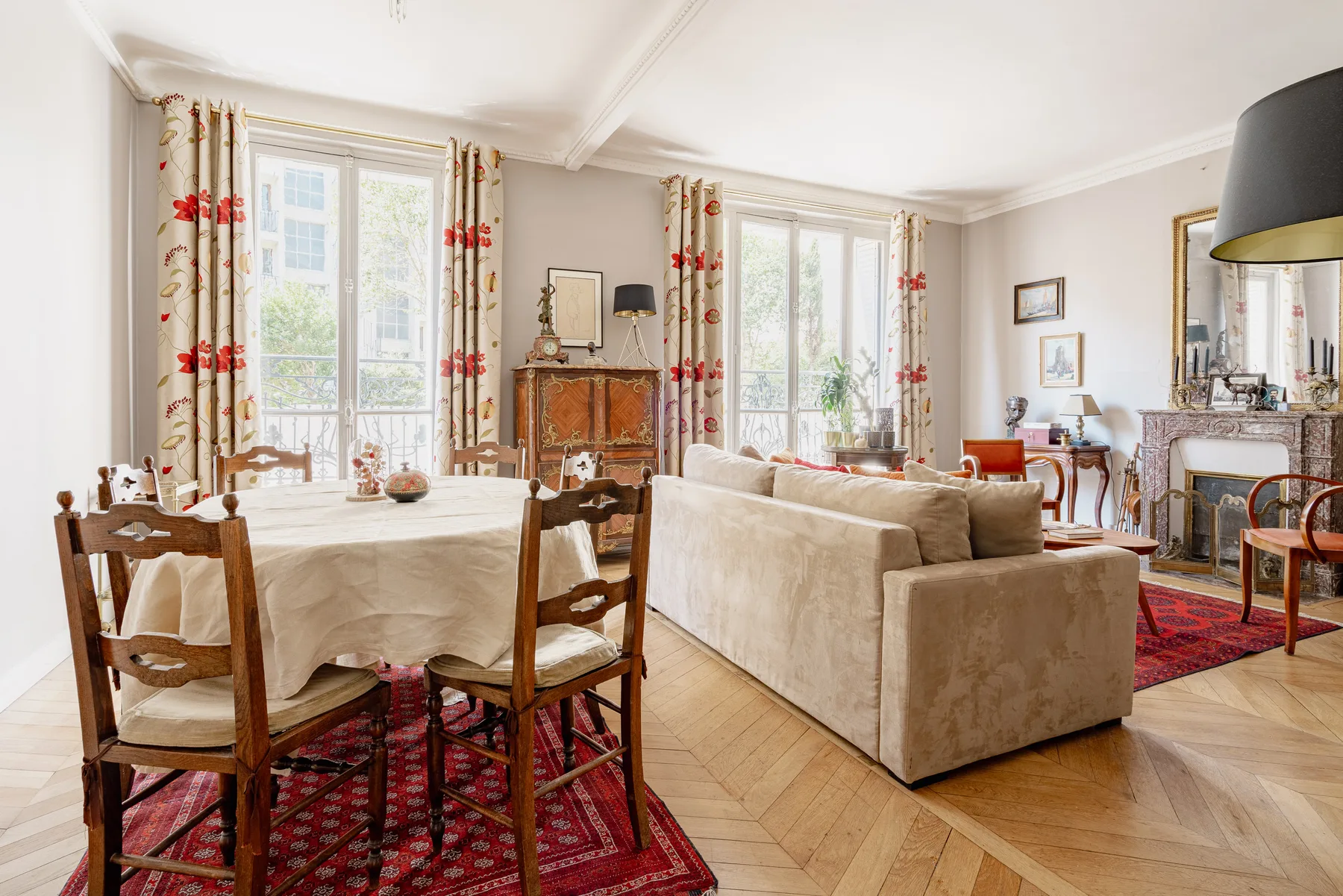 Un luminoso salón-comedor con grandes ventanas, una mesa de comedor y asientos.