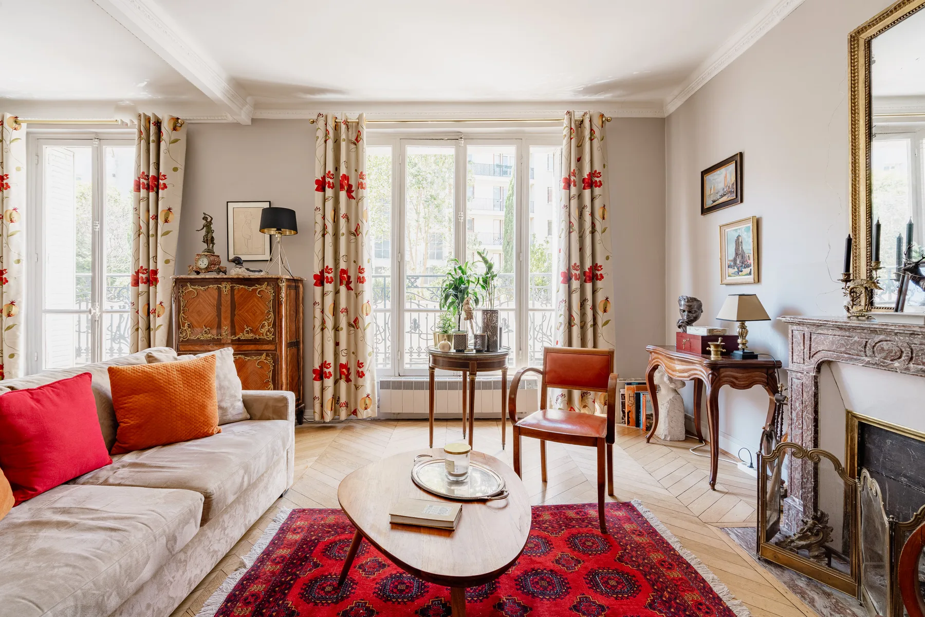Una sala de estar luminosa con sofá, mesa de centro y ventanas altas.