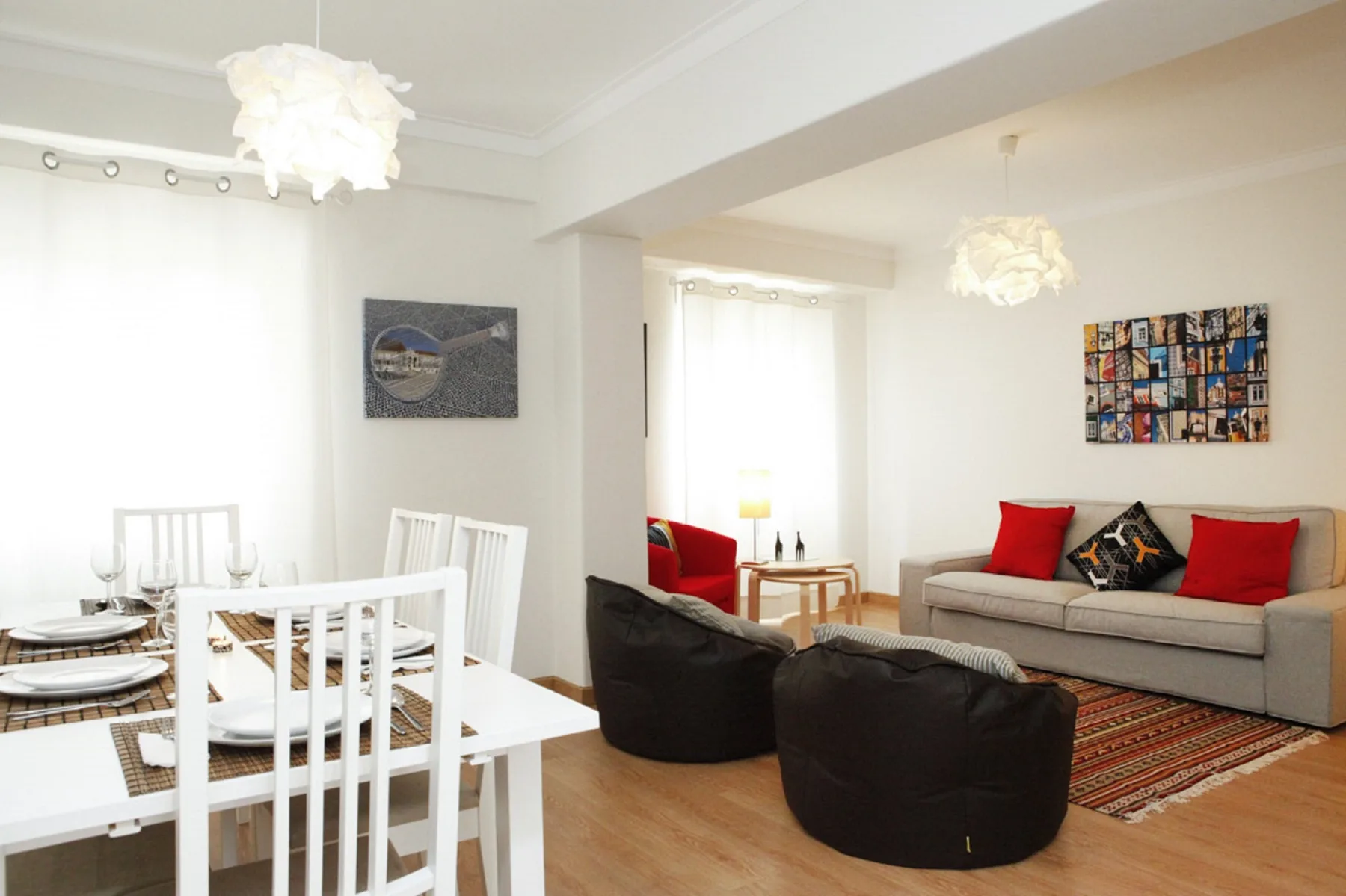 Una luminosa sala de estar y comedor con mesa de comedor y asientos junto al sofá.