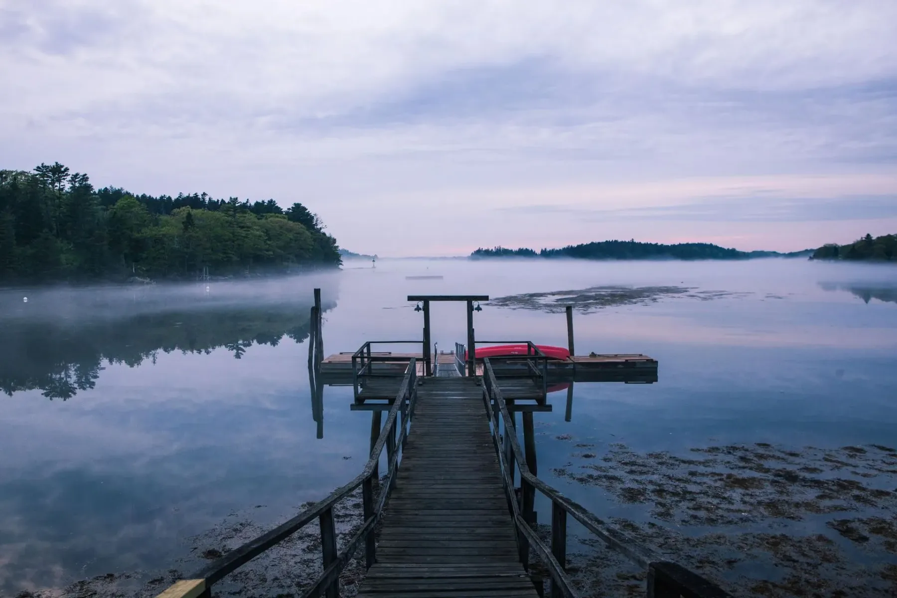 Muelle que se extiende sobre aguas tranquilas.
