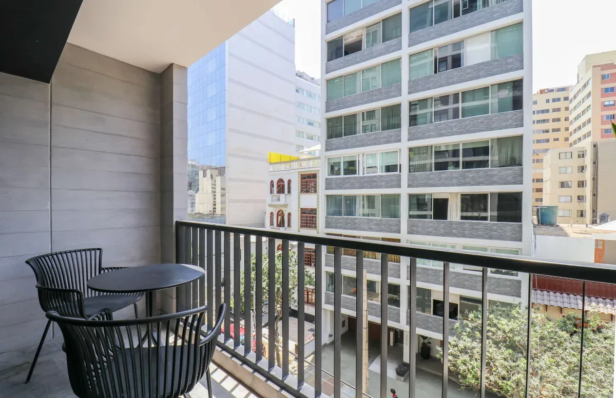 Spacious 3BR w/ Terrace in Prime Miraflores