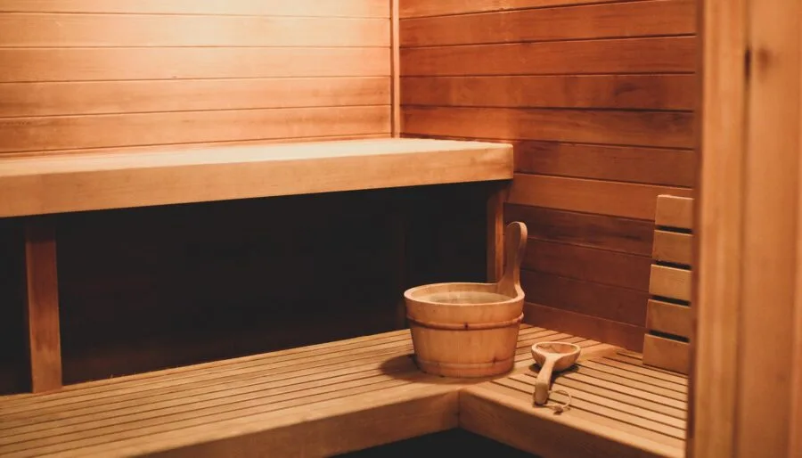 Interior de la sauna seca finlandesa