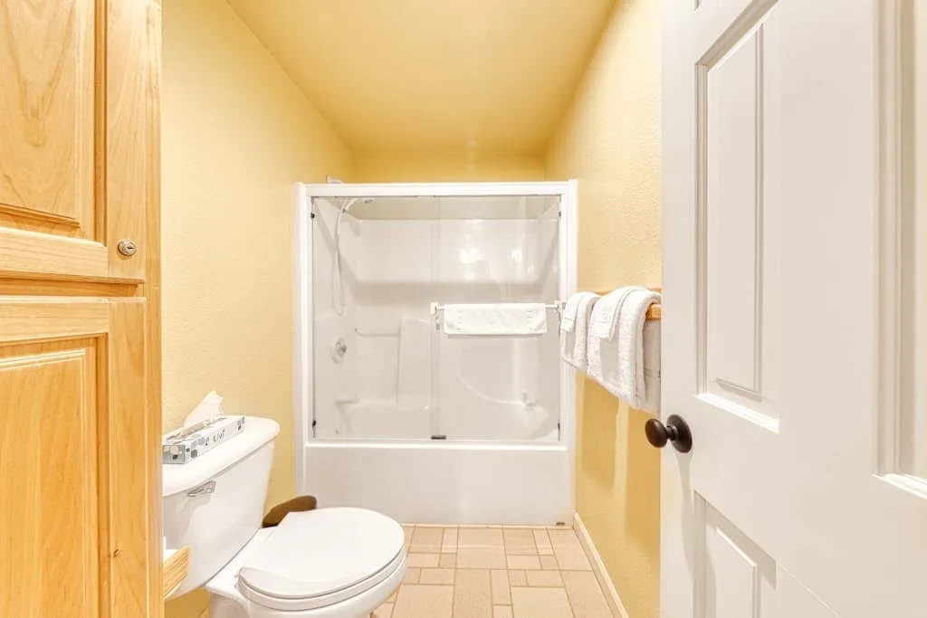 Un baño con un inodoro y una ducha.