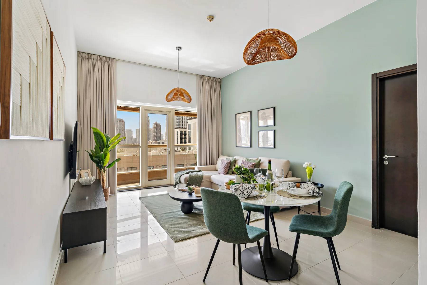 Un comedor y sala luminosos con una mesa y asientos junto a grandes ventanas.