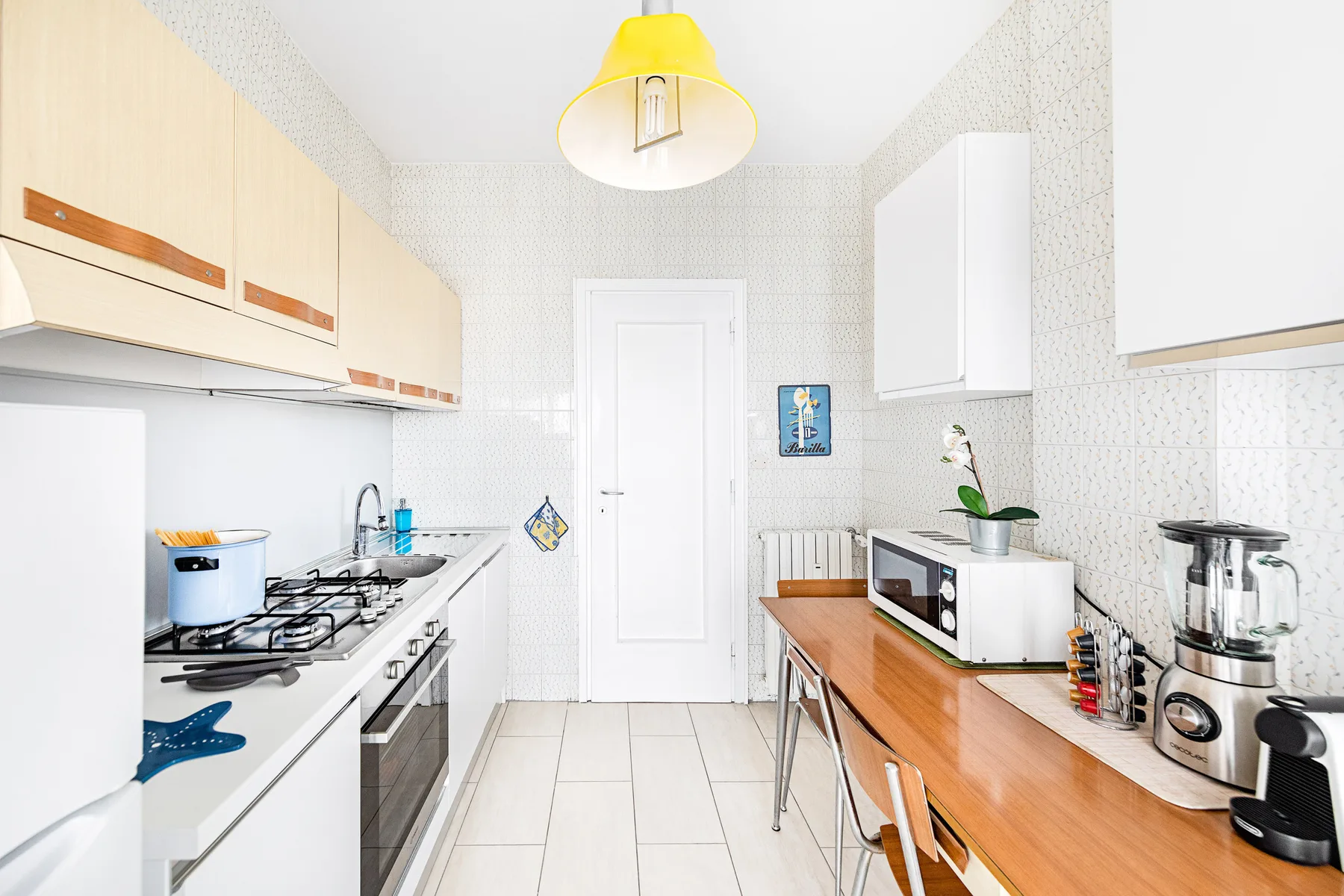 Una cocina estrecha con una estufa y una encimera de madera.