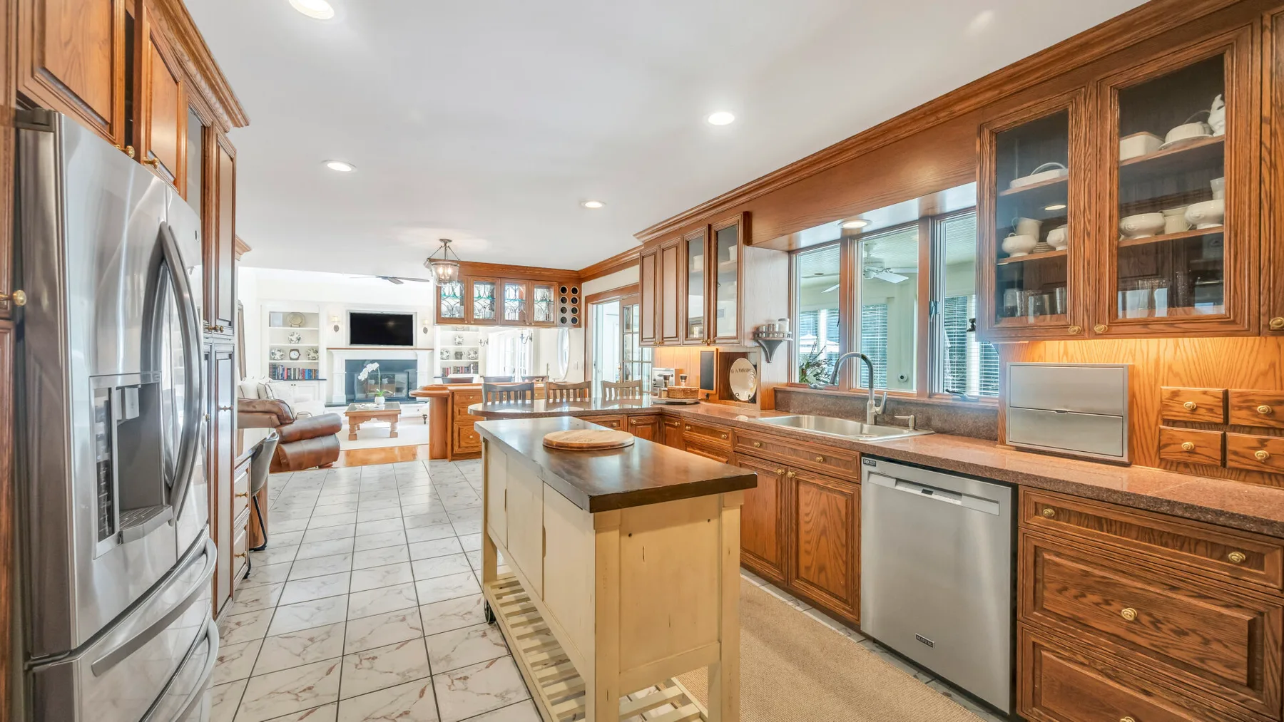 Una cocina amplia con gabinetes de madera y una isla central.