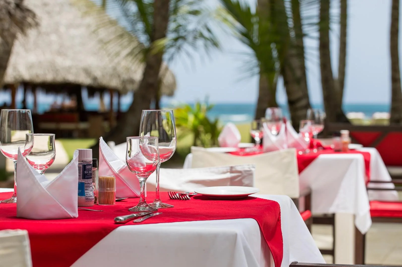 Hotel Atlantis restaurant table