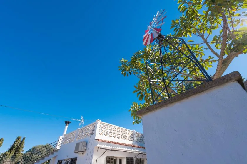 Vista exterior de un edificio blanco bajo un cielo azul brillante.