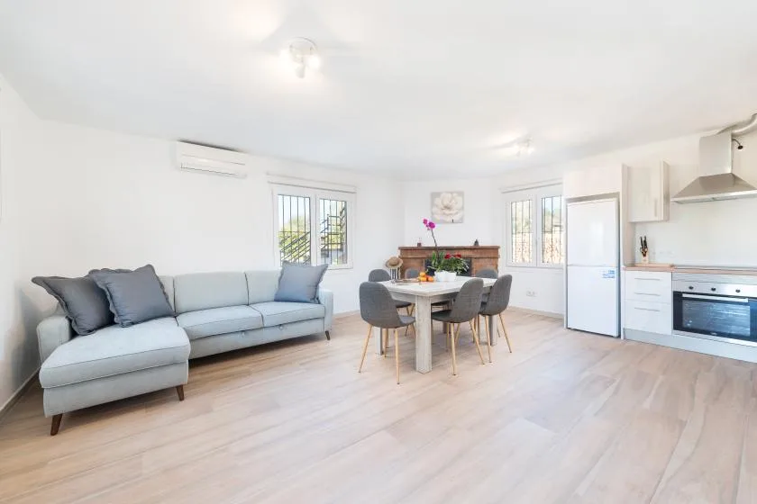 Una sala de estar y comedor de espacio abierto con sofá y mesa.