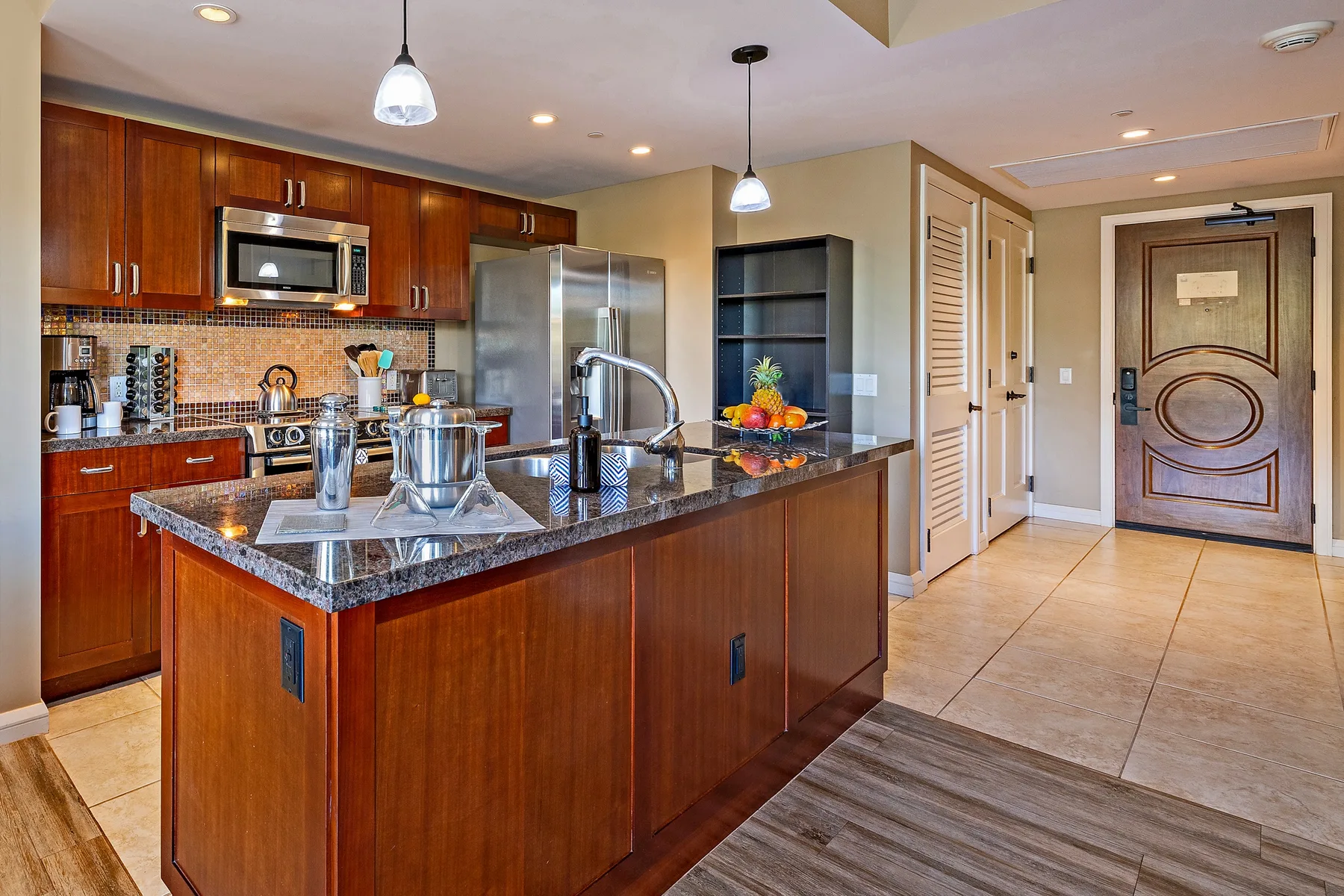 Una cocina con gabinetes de madera oscura y una gran isla central.