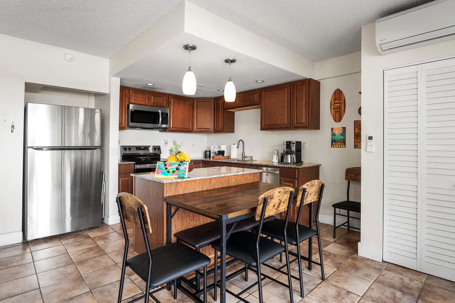 Una cocina y comedor con gabinetes de madera, una barra y una mesa de comedor.