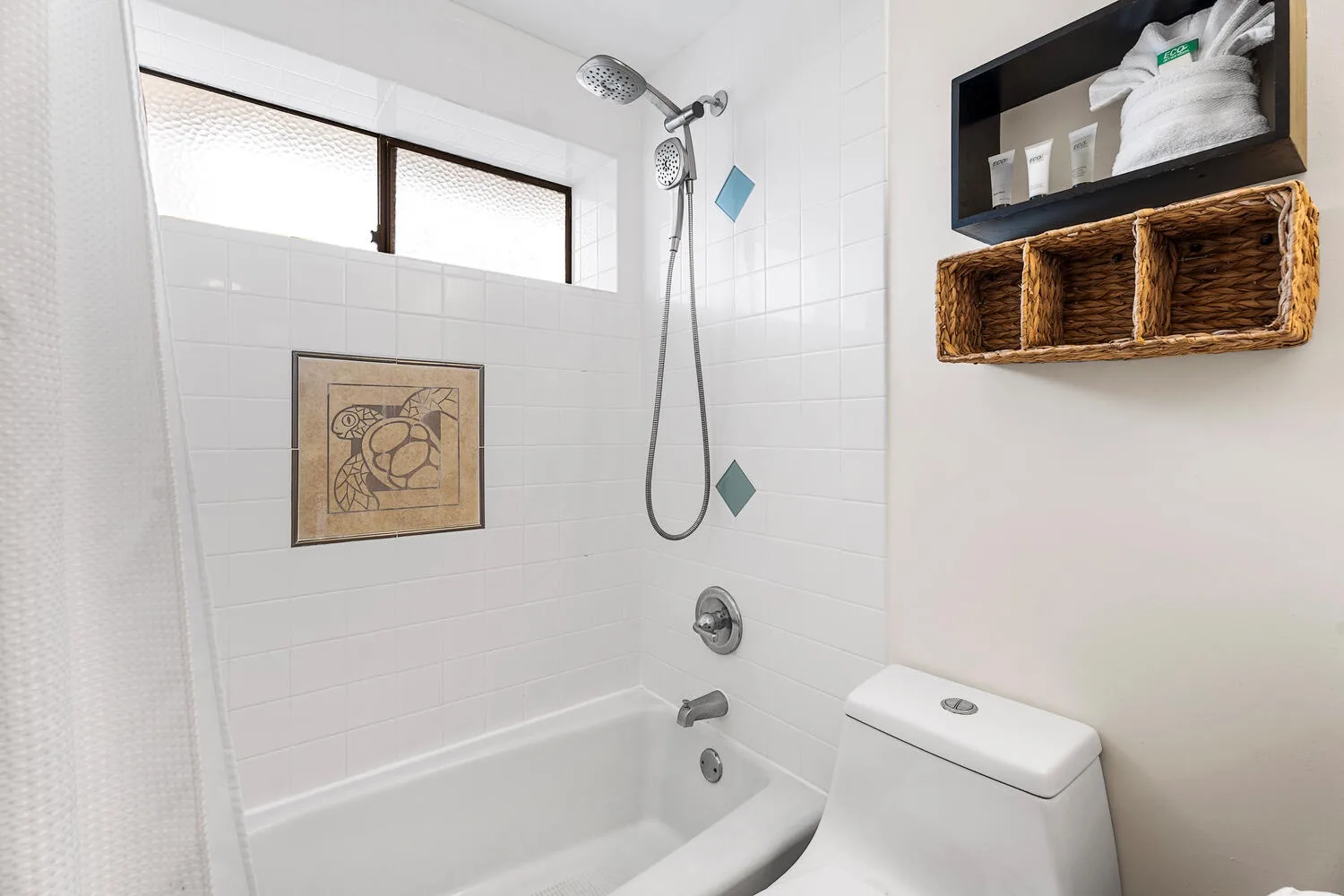 Un baño alicatado con bañera y ducha montada en la pared.