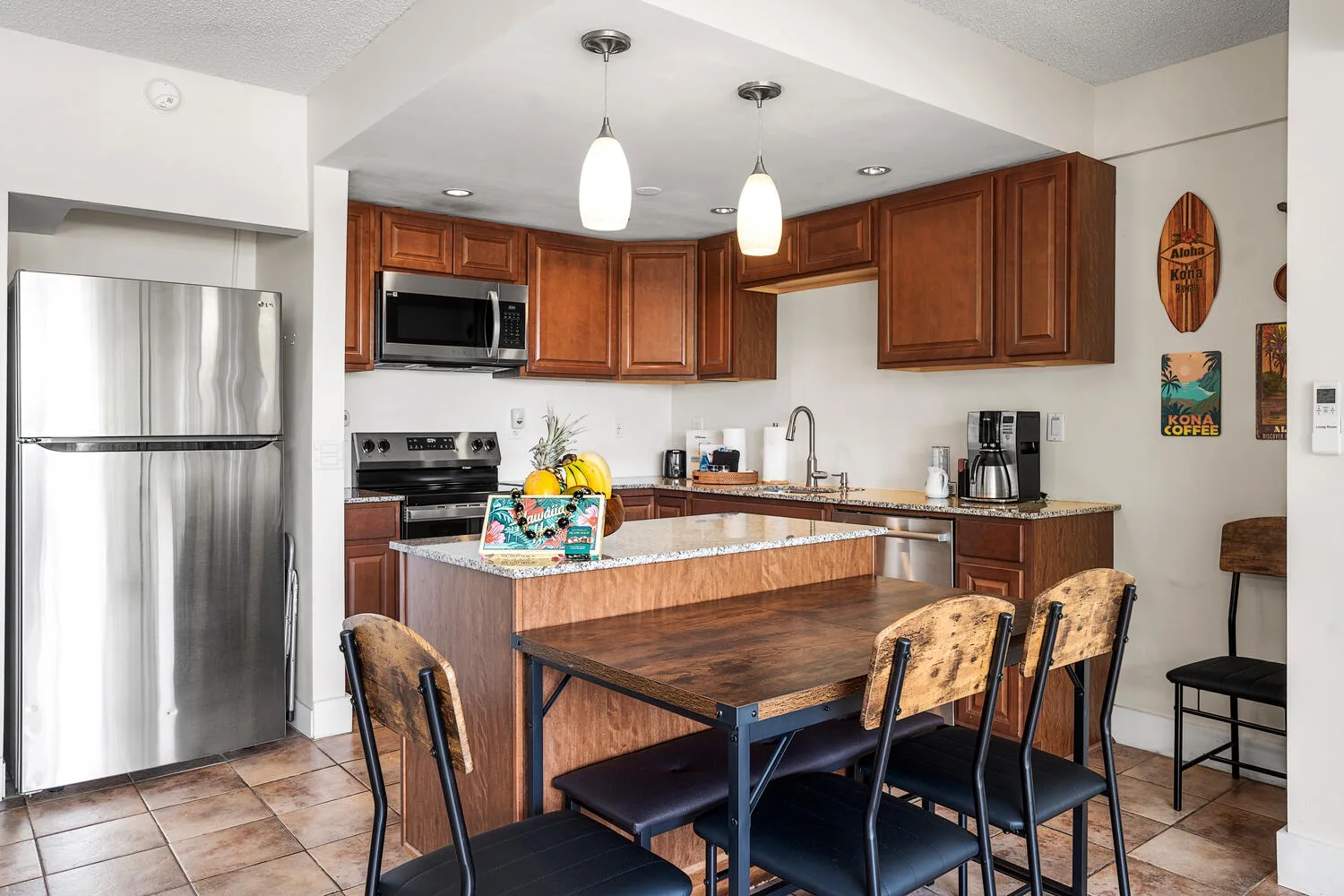 Una cocina y comedor con gabinetes de madera y una mesa.