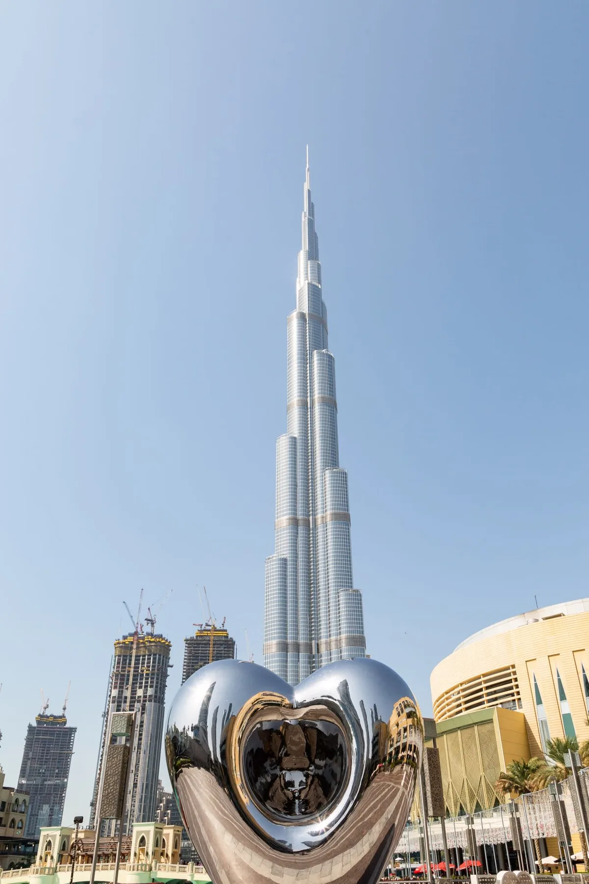 Una escultura reflectante en forma de corazón se alza frente al Burj Khalifa.