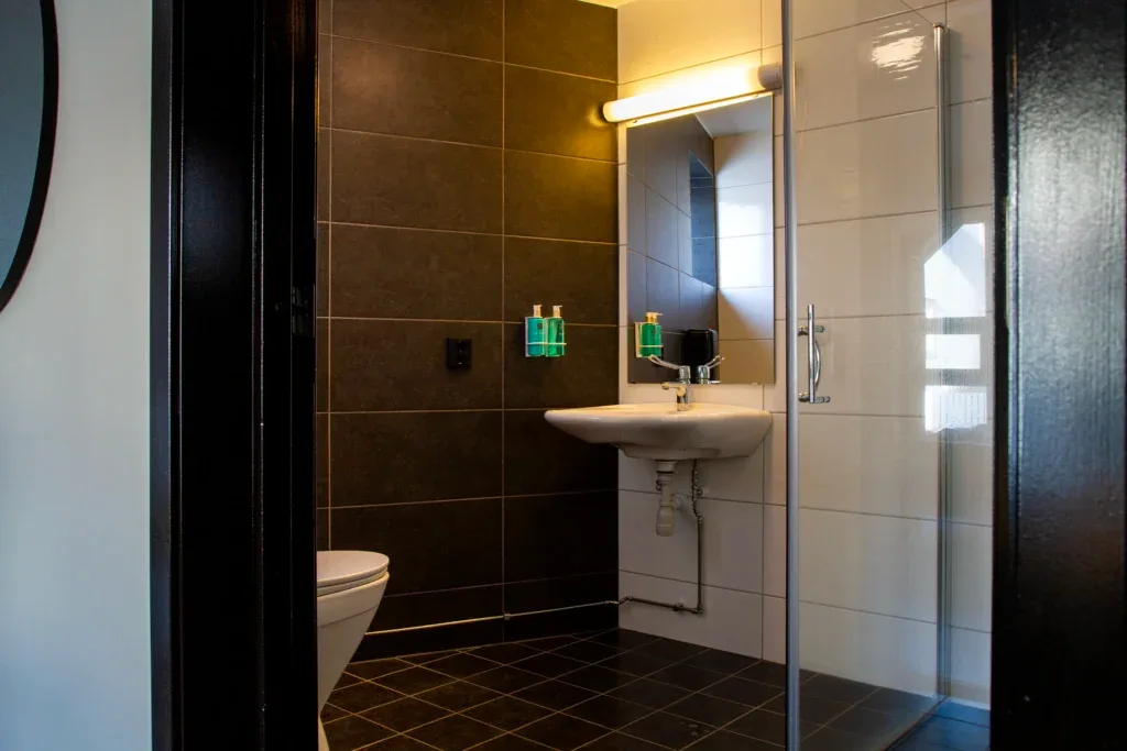 Economy double room bathroom