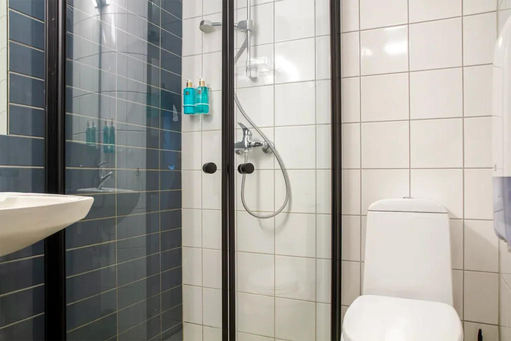Deluxe double room bathroom