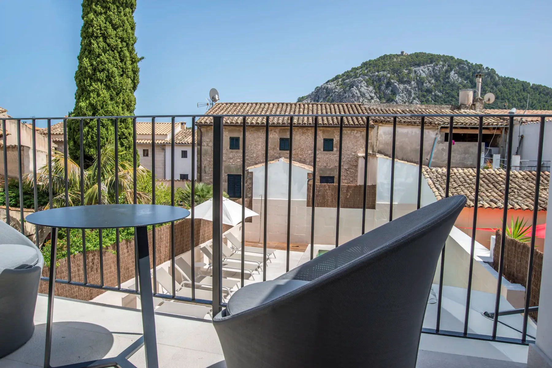 Piscina y terraza