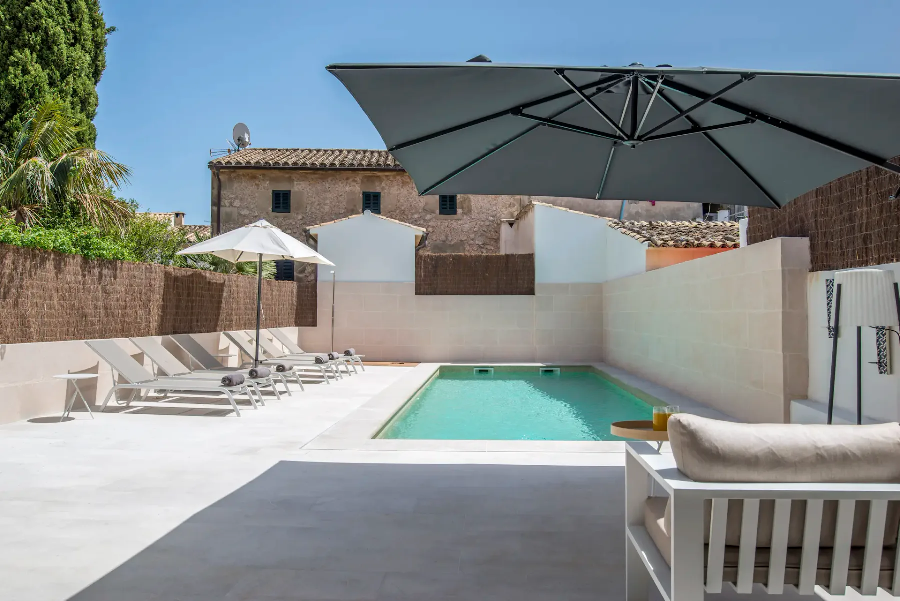 Piscina y terraza
