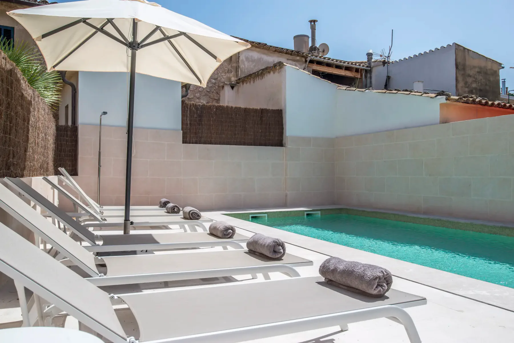Piscina y terraza