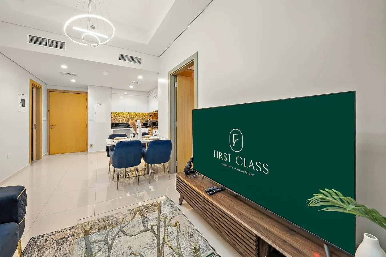 Una luminosa sala de estar y comedor con televisor y mesa de comedor.