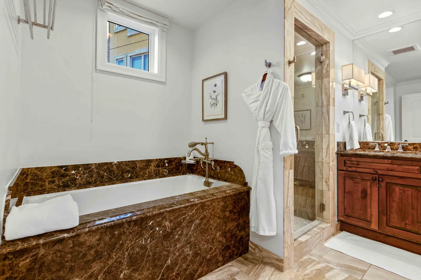 Un baño con bañera, ducha y lavabo.
