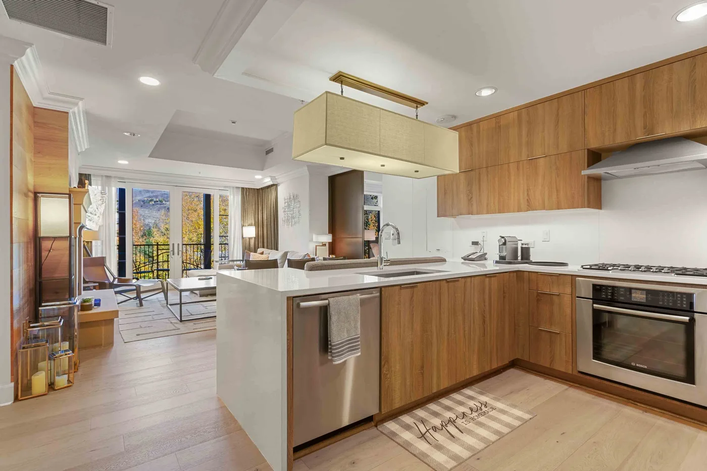 Una cocina moderna con gabinetes de madera, una isla central y un horno.