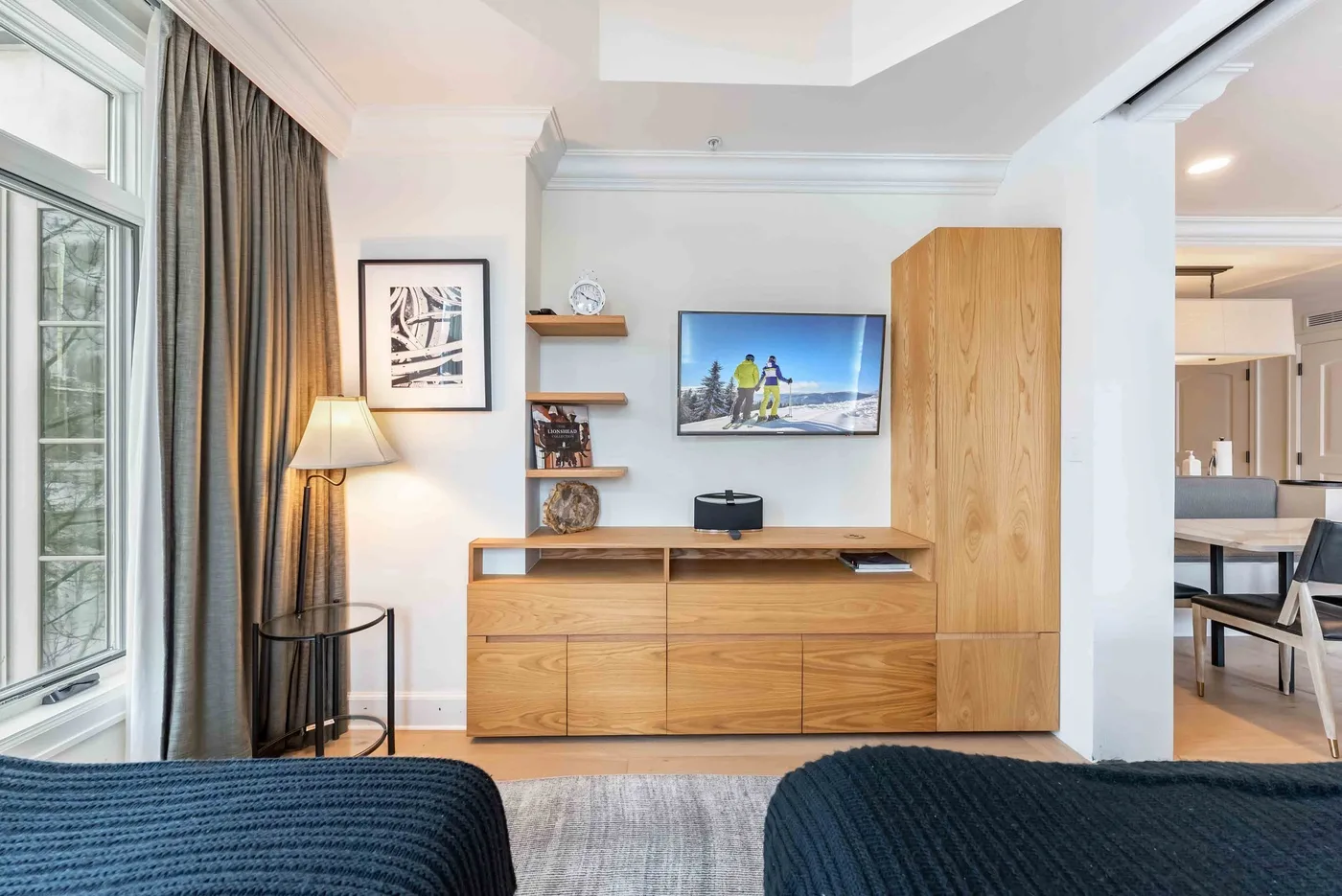 Una sala de estar con un mueble de madera para televisión.