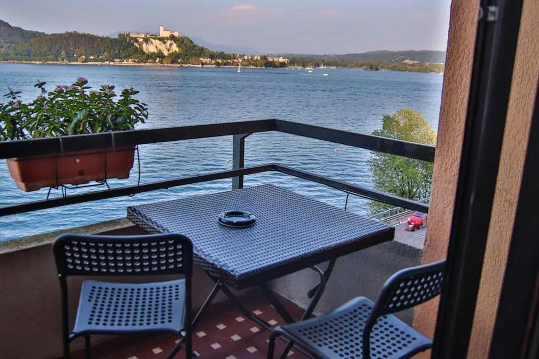 Standard double room with lake-view balcony