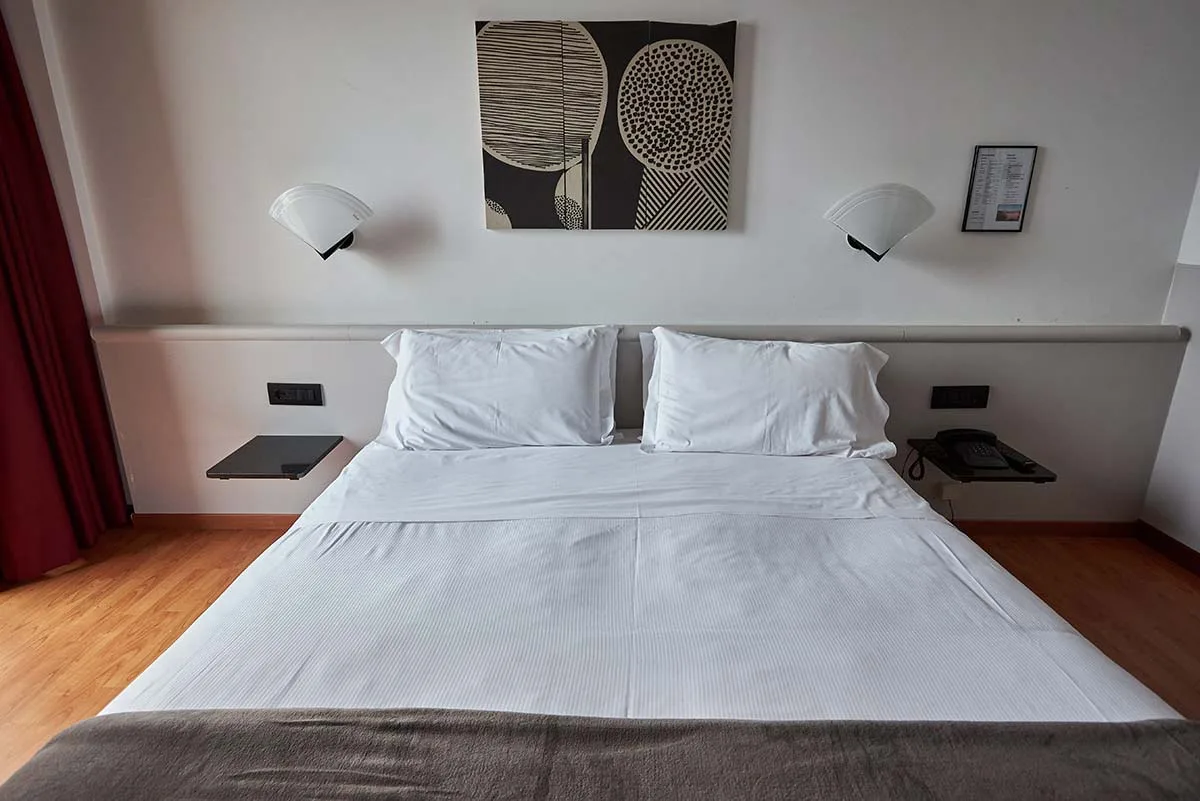 Standard double room with lake-view balcony