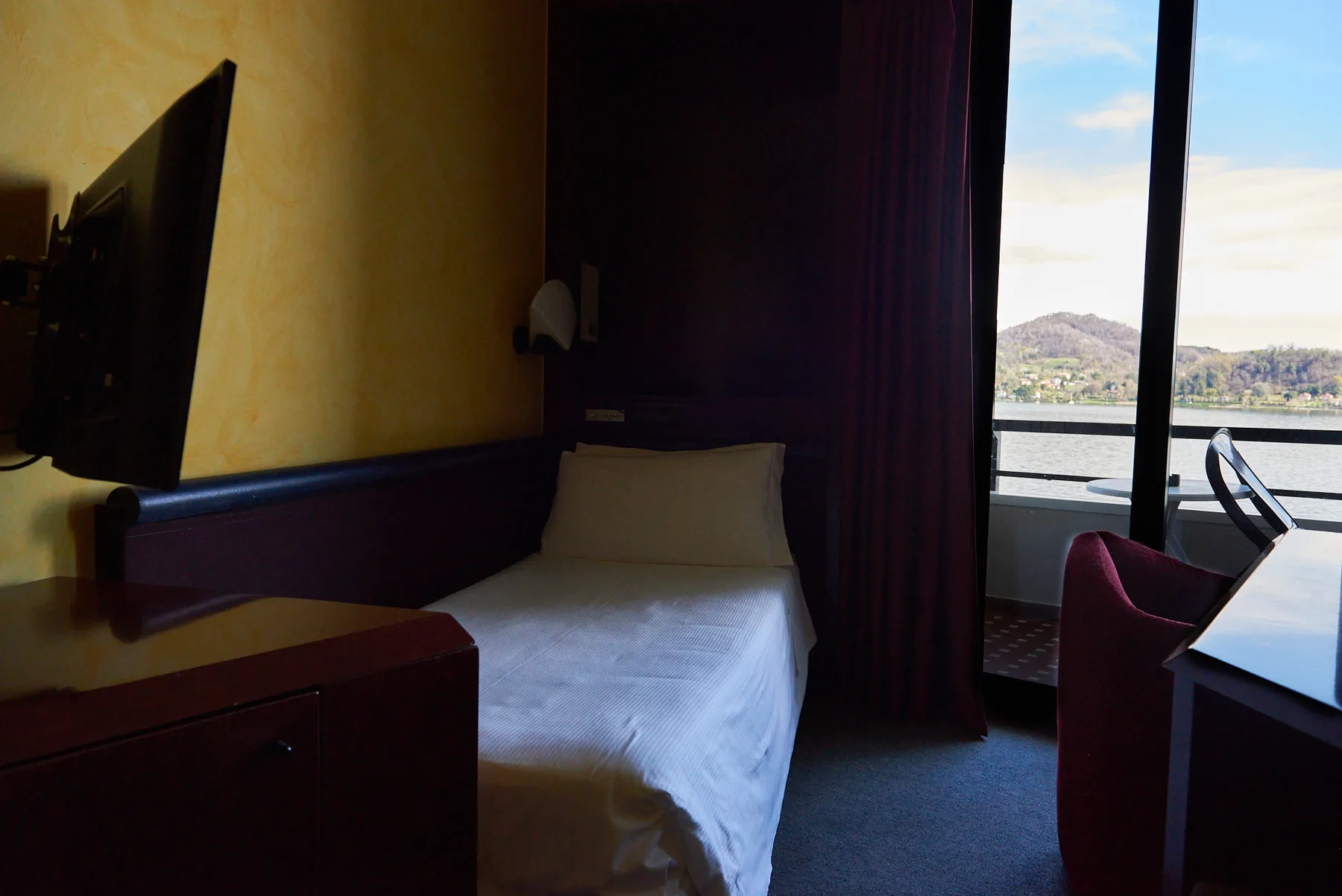 Single room with lake view