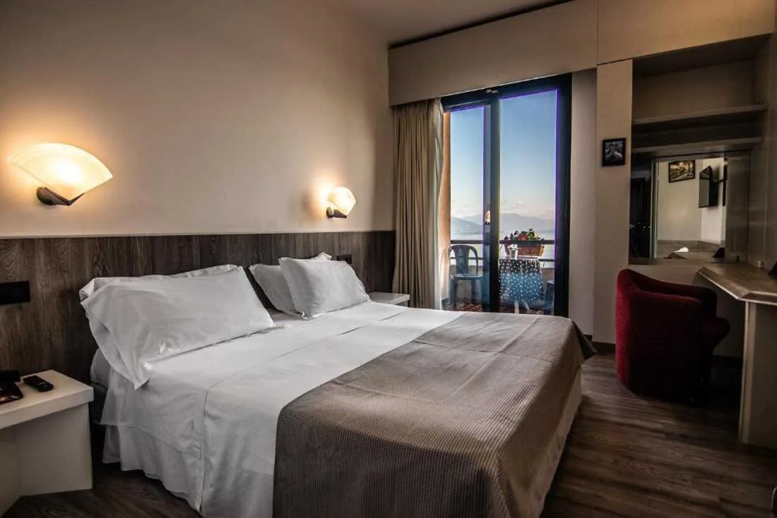 Standard double room with lake-view balcony